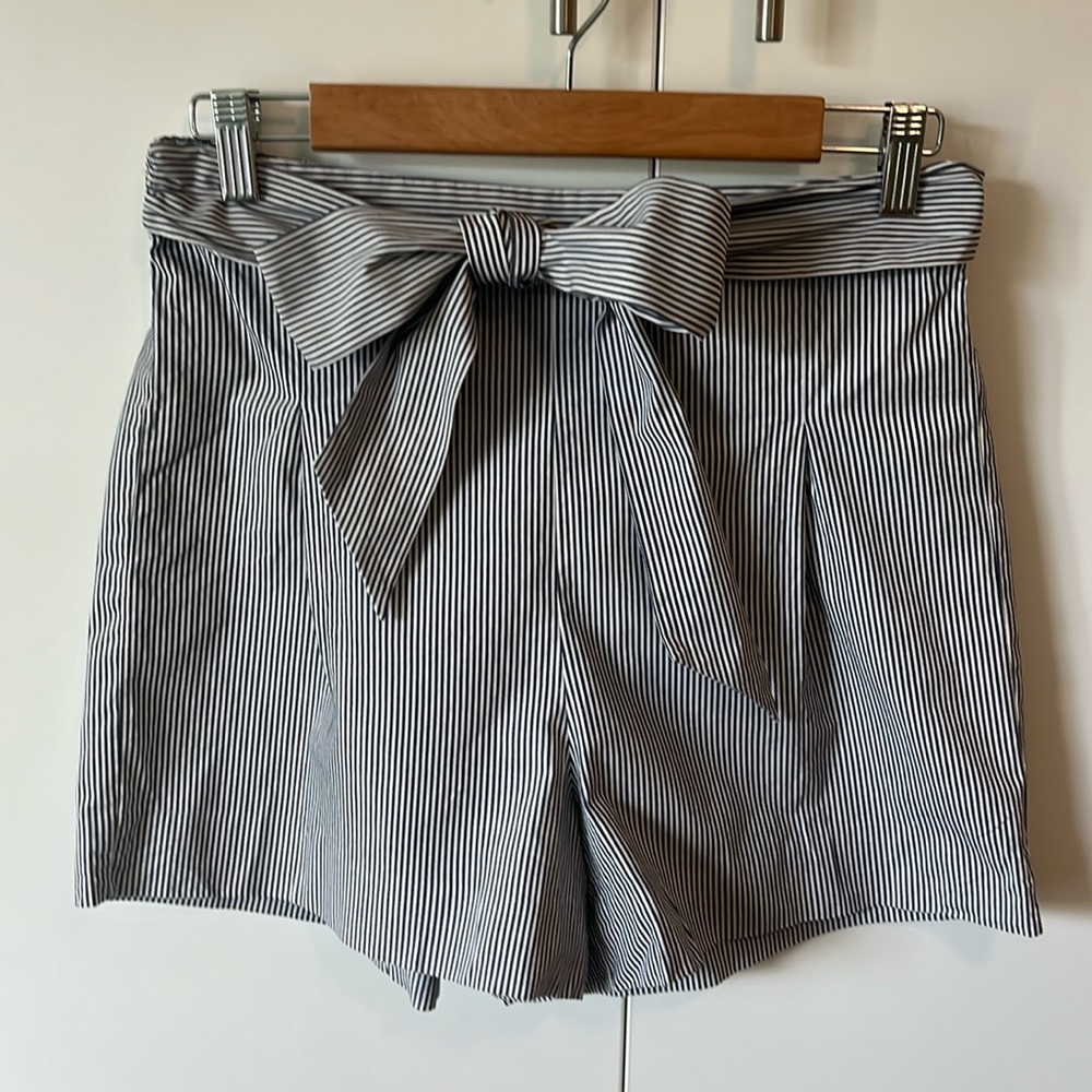 J.Crew navy and white pin striped shorts. EUC size 6